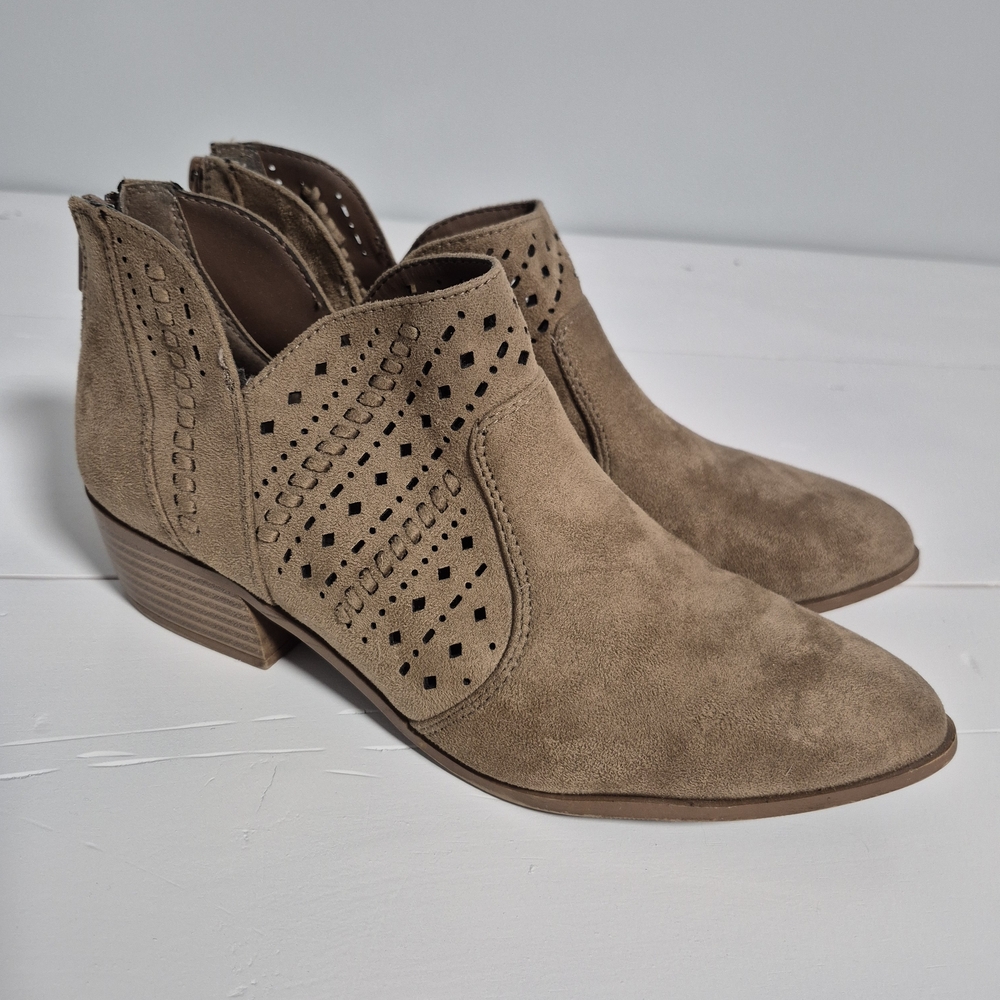 Cityclassified Western Ankle Taupe Faux Suede Tan Size 10 Booties 1.5" Heel
